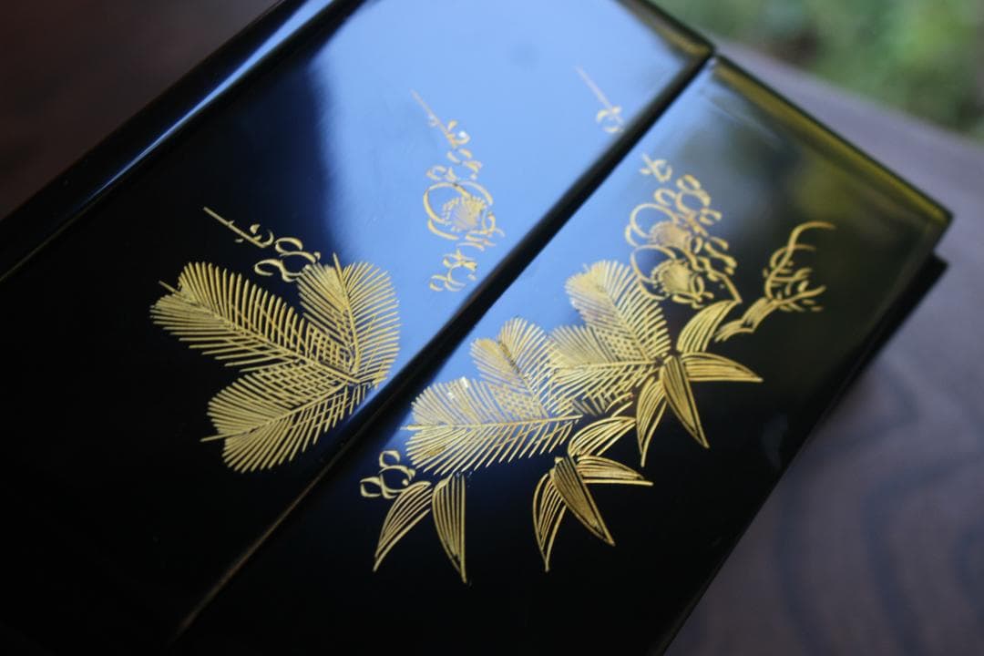 デッドストック！端正な内朱黒漆に優美な松竹梅沈金の輪島塗台付二段重（検重箱お重