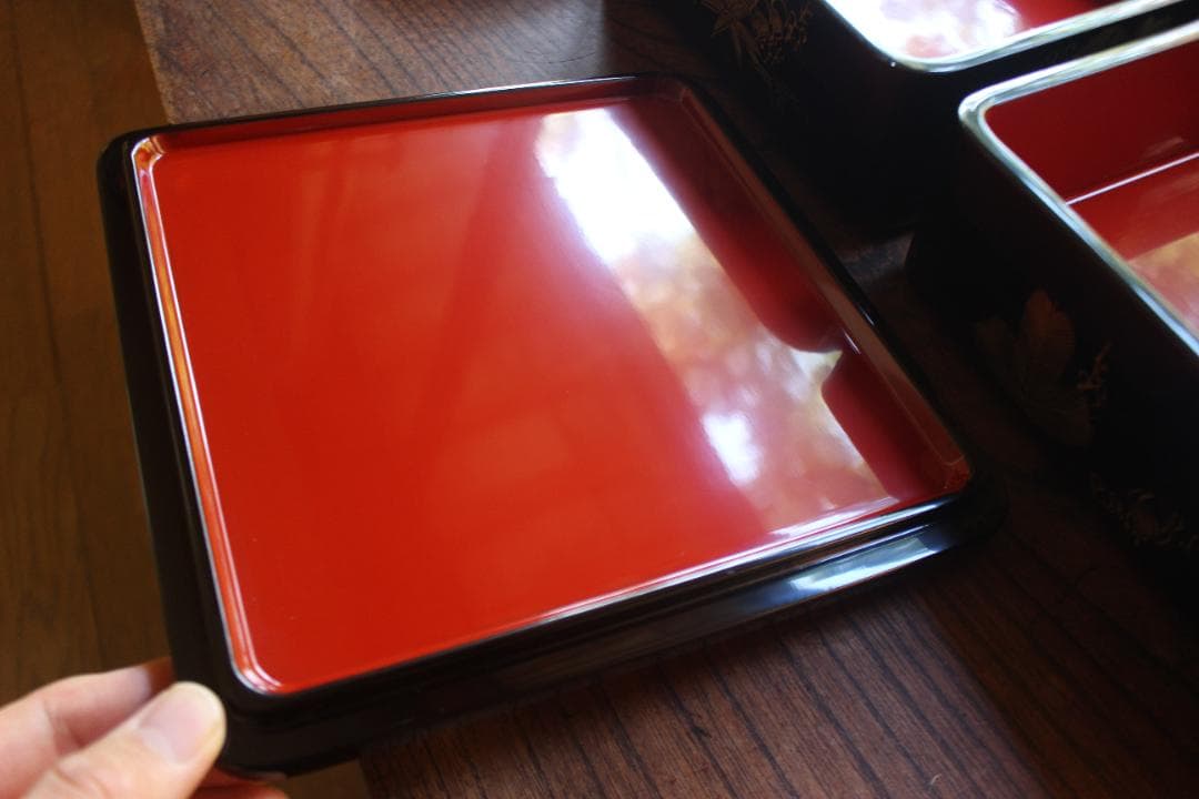 デッドストック！端正な内朱黒漆に優美な松竹梅沈金の輪島塗台付二段重（検重箱お重