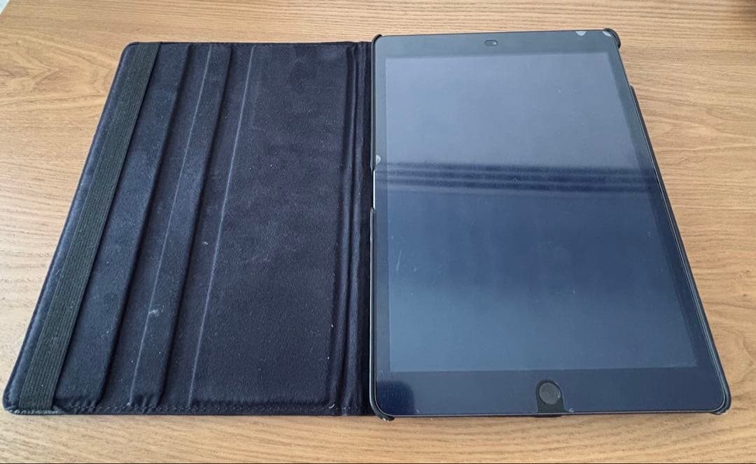 4児ママ様用　iPad 第8世代 32GB Wi-Fi シルバー　ケース付き