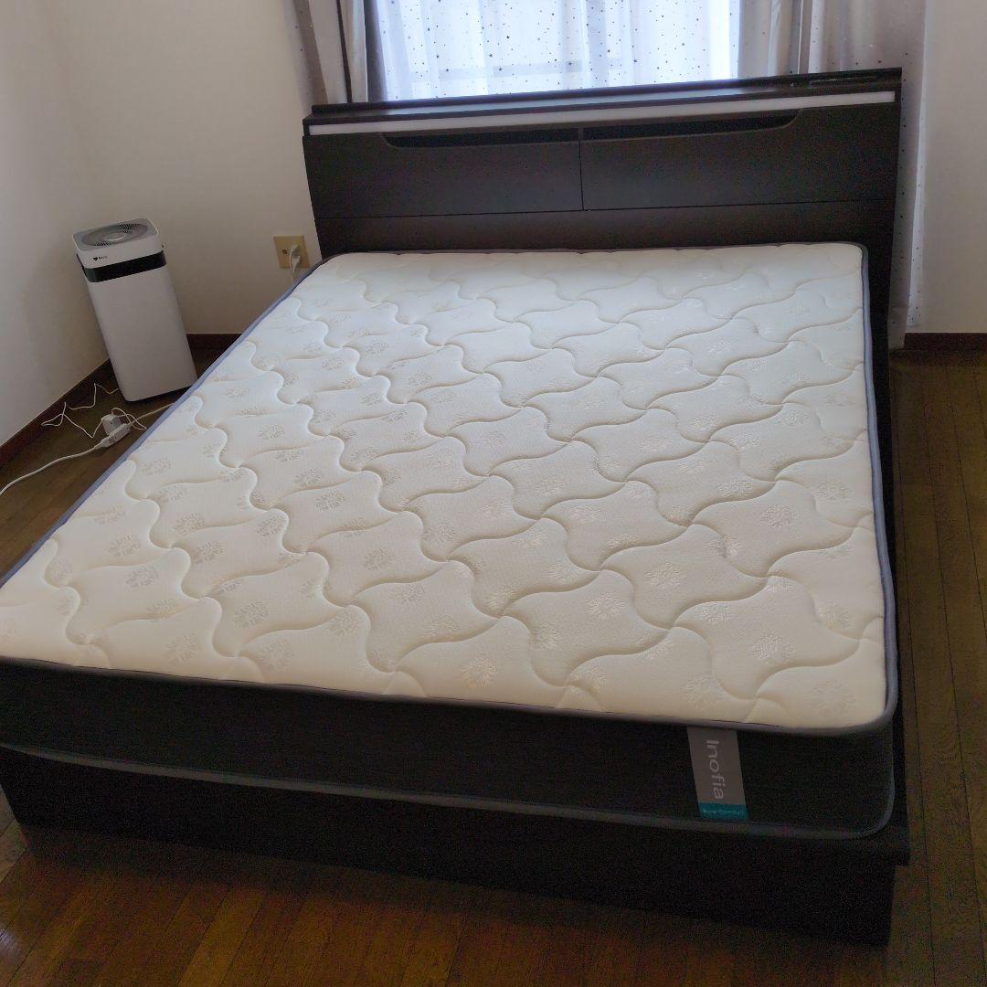 ニトリクイーンベッドマットレス付き油圧跳ね上げ式木製