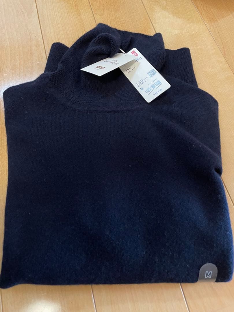 2/1まで最終値下　新品　UNIQLO 紺　カシミヤタートルネックセーター M