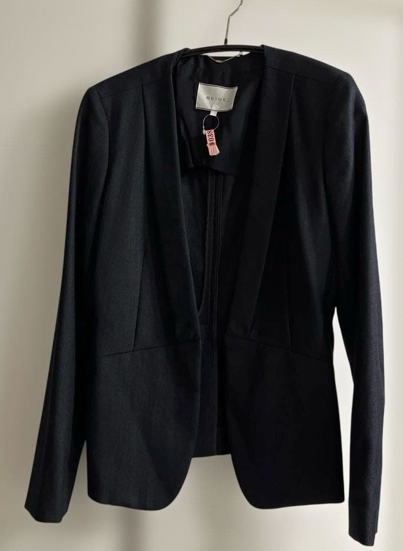 Beige, スカートスーツ　ネイビー