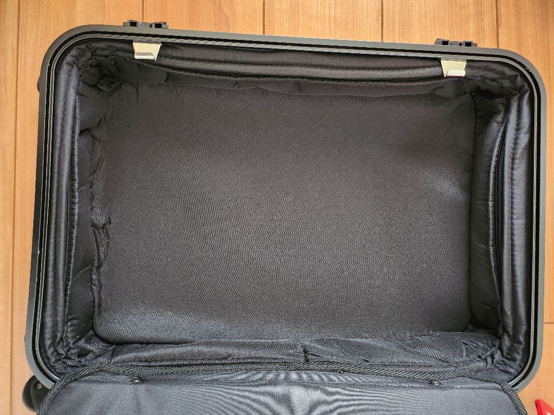 鹿島アントラーズ 赤いスーツケース