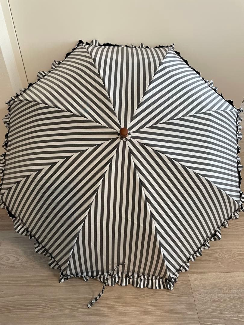 サンバリア100 日傘 2段折りフリル付き ネイビーストライプ 完全遮光