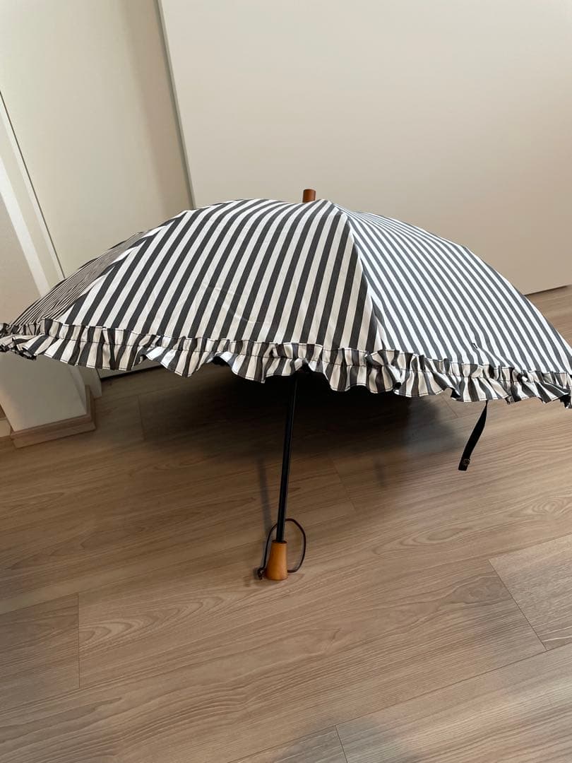 サンバリア100 日傘 2段折りフリル付き ネイビーストライプ 完全遮光