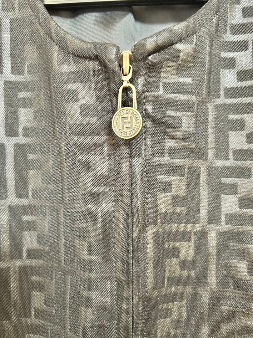 【値下げ中】FENDI ズッカ柄 ベスト ヴィンテージ ジップ ロゴ金具