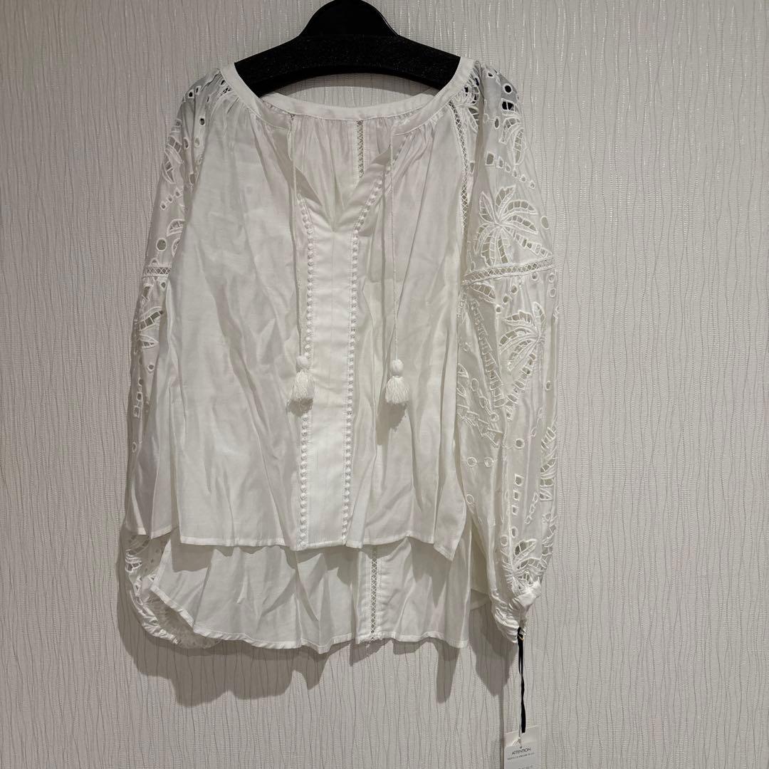 ハ*可様 新品グレースコンチネンタル　ヤシ柄カットワークトップ36フリーサイズ