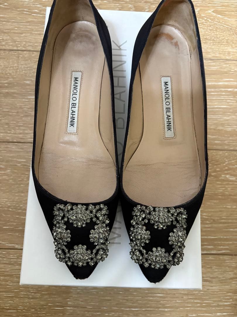 マノロブラニク ハンギシ サテン ブラック 35.5