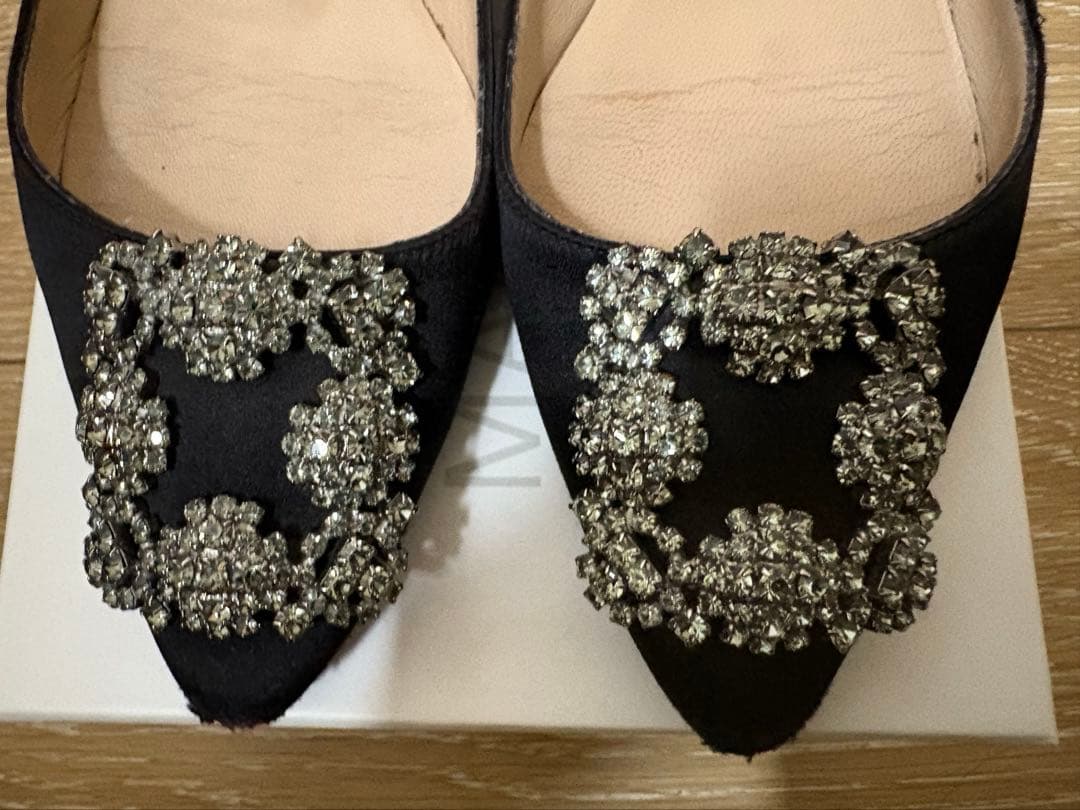 マノロブラニク ハンギシ サテン ブラック 35.5