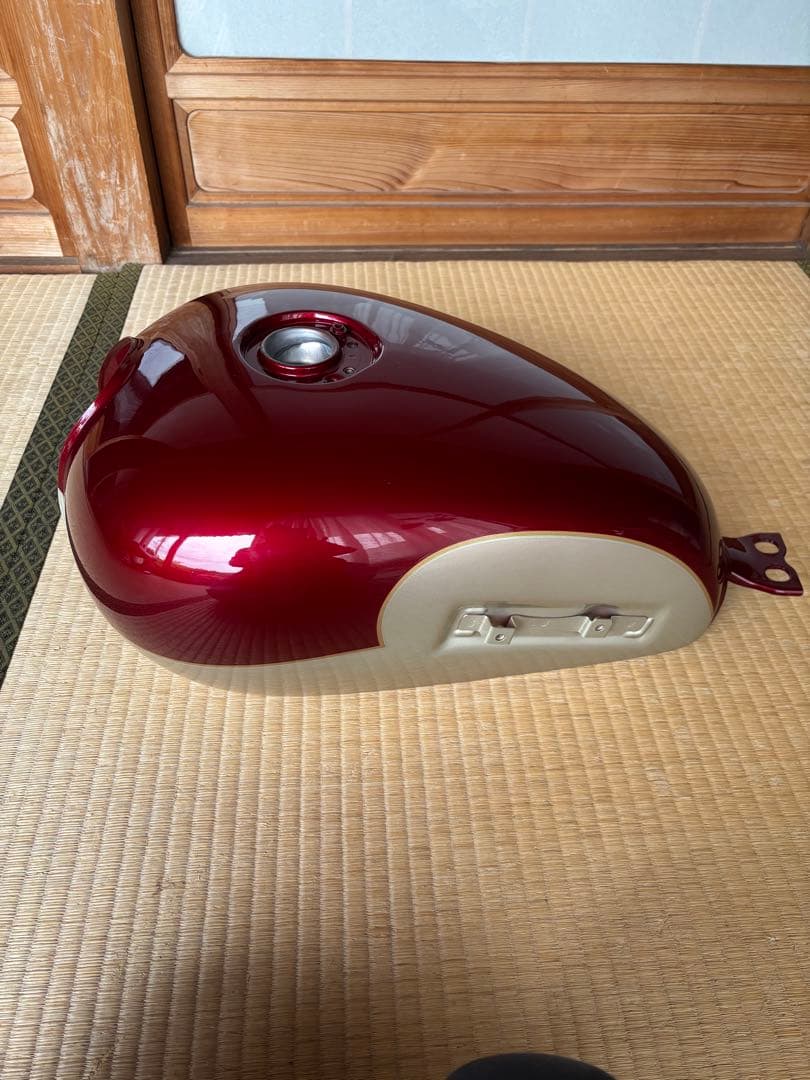 初期型のw650用 赤色タンク