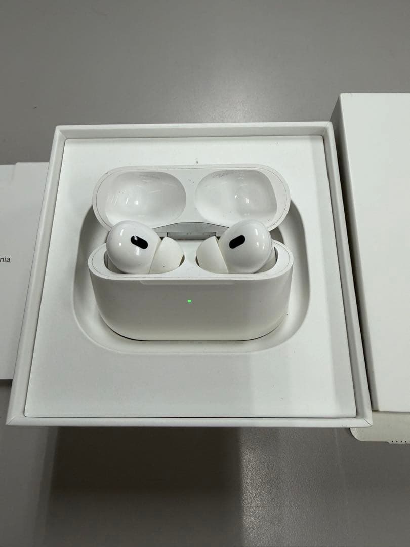 【再出品、確約済】AirPods Pro 第2世代 本体 ホワイト 充電ケース付