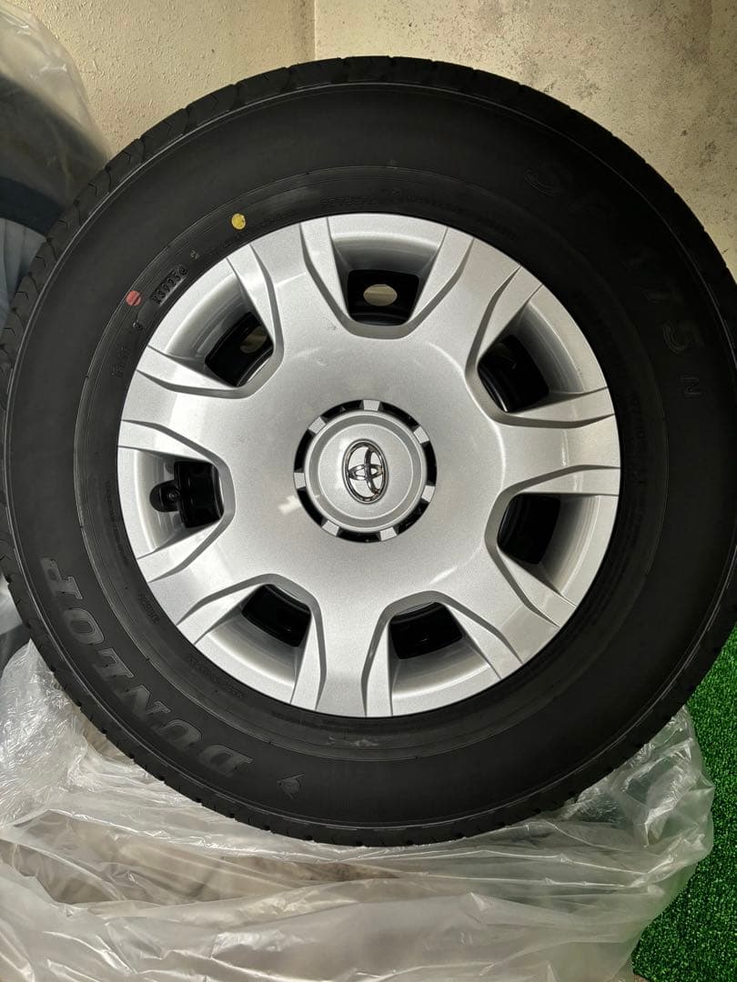 ハイエース 純正 タイヤ・ホイールセット