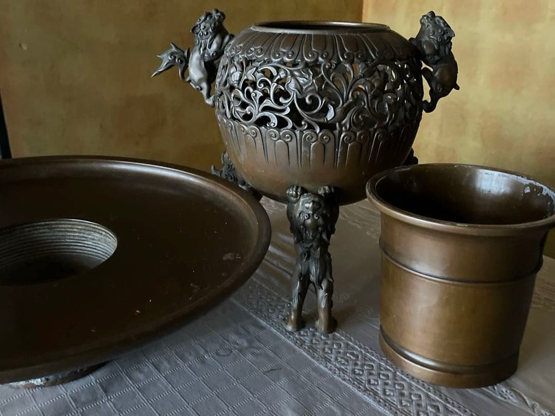 T*s様 ゲキレア透かし彫り　薄端　金属製　三つ足　華道具