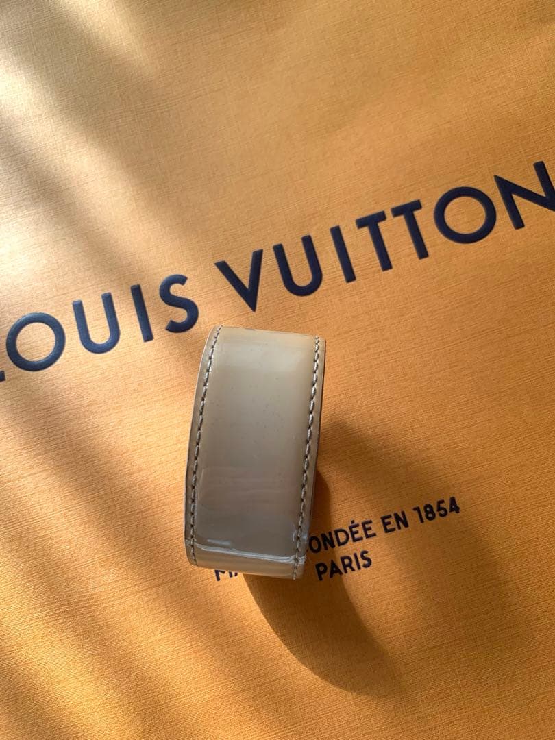 Louis Vuitton ピンクベージュエナメルレザーバングル