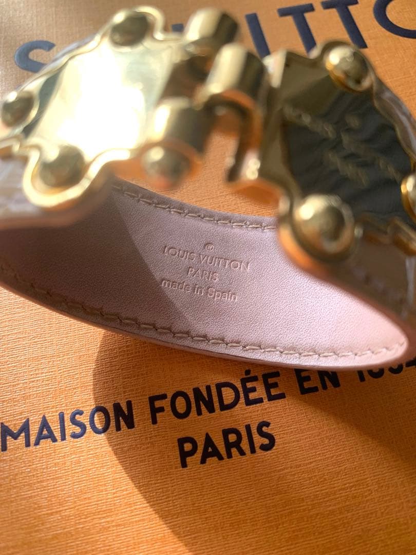 Louis Vuitton ピンクベージュエナメルレザーバングル