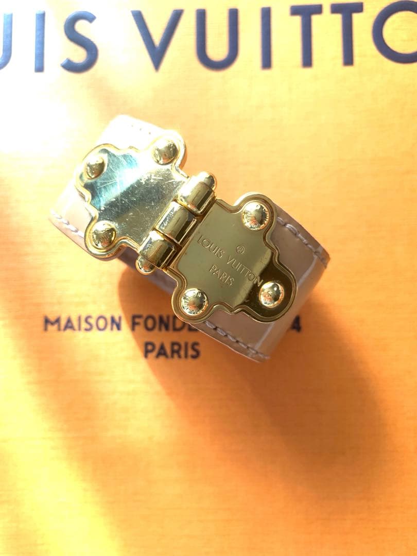 Louis Vuitton ピンクベージュエナメルレザーバングル