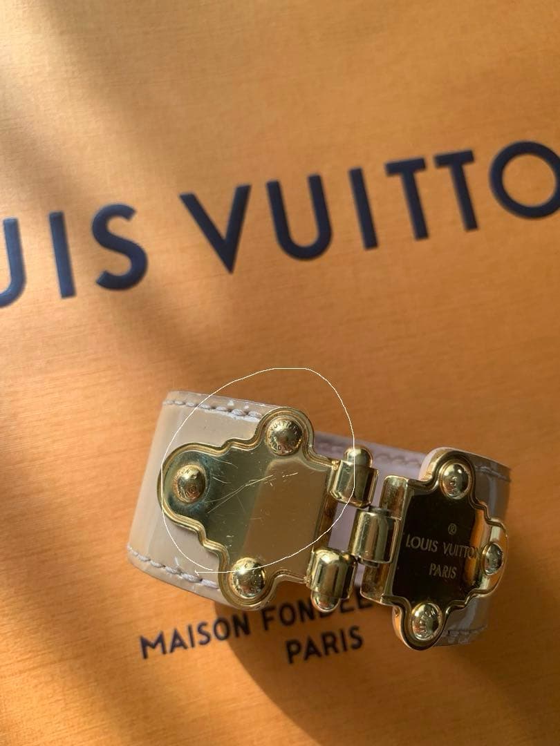 Louis Vuitton ピンクベージュエナメルレザーバングル