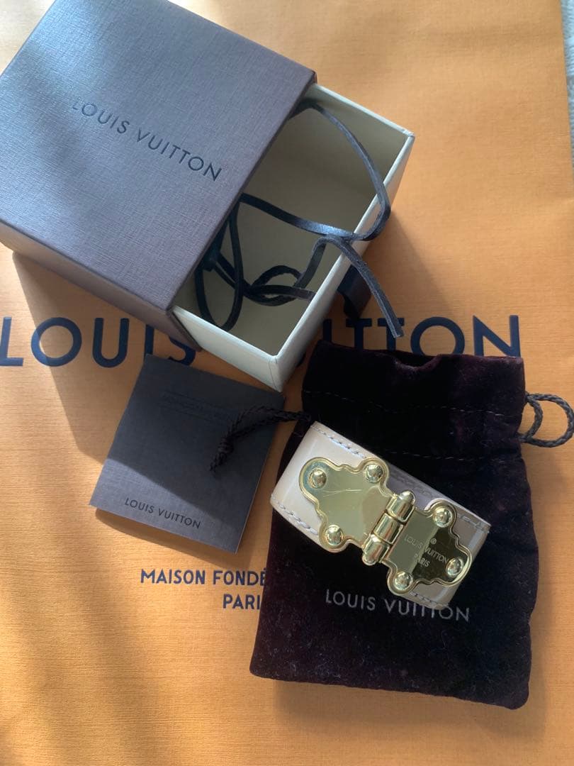 Louis Vuitton ピンクベージュエナメルレザーバングル