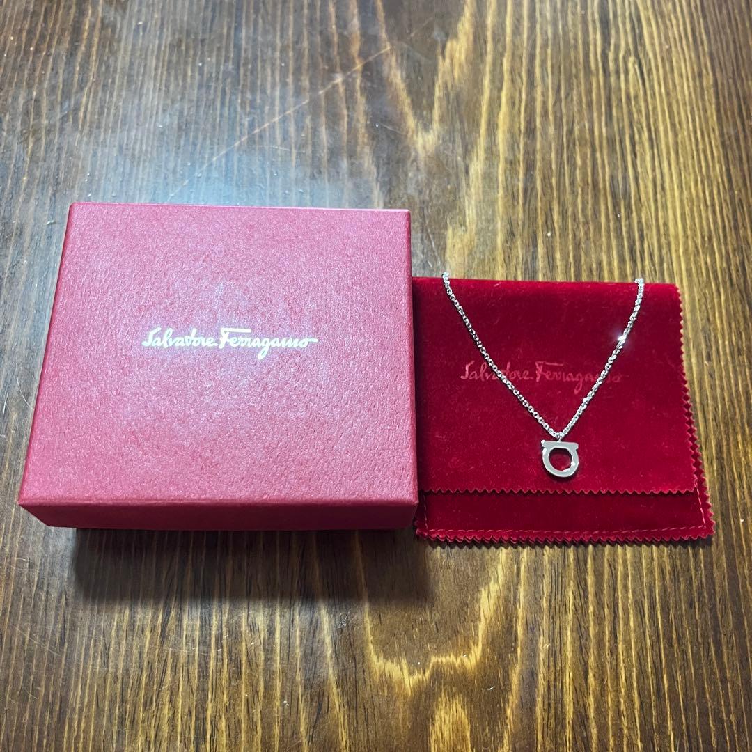 Salvatore Ferragamo シルバー ネックレス　ガンチーニ