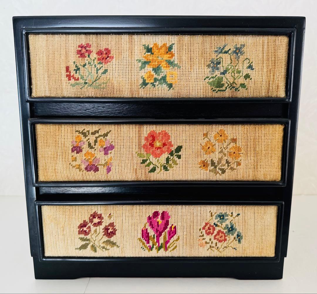 3段チェスト　引き出し　花刺繍　インテリア収納　和箪笥　昭和レトロ　ヴィンテージ