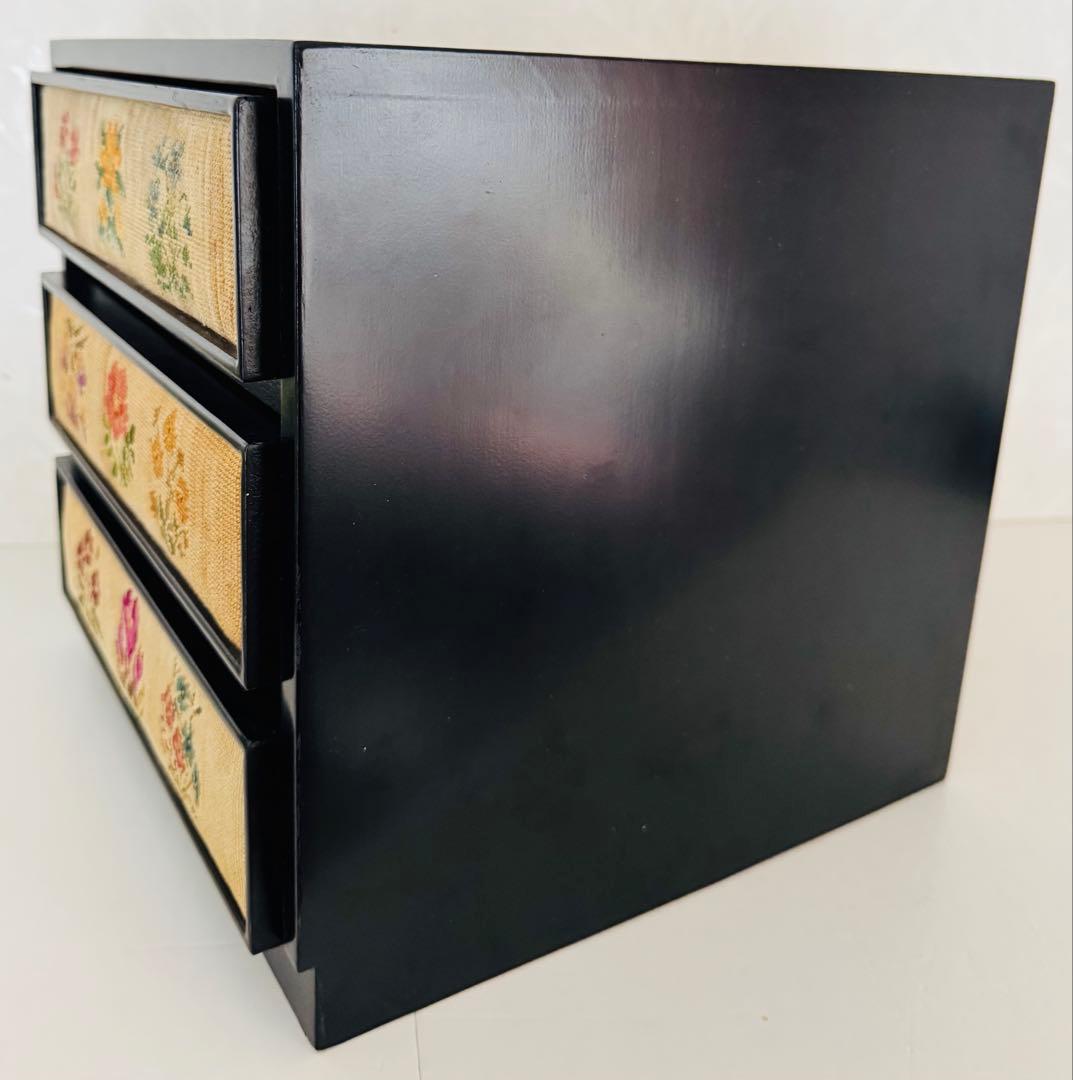 3段チェスト　引き出し　花刺繍　インテリア収納　和箪笥　昭和レトロ　ヴィンテージ