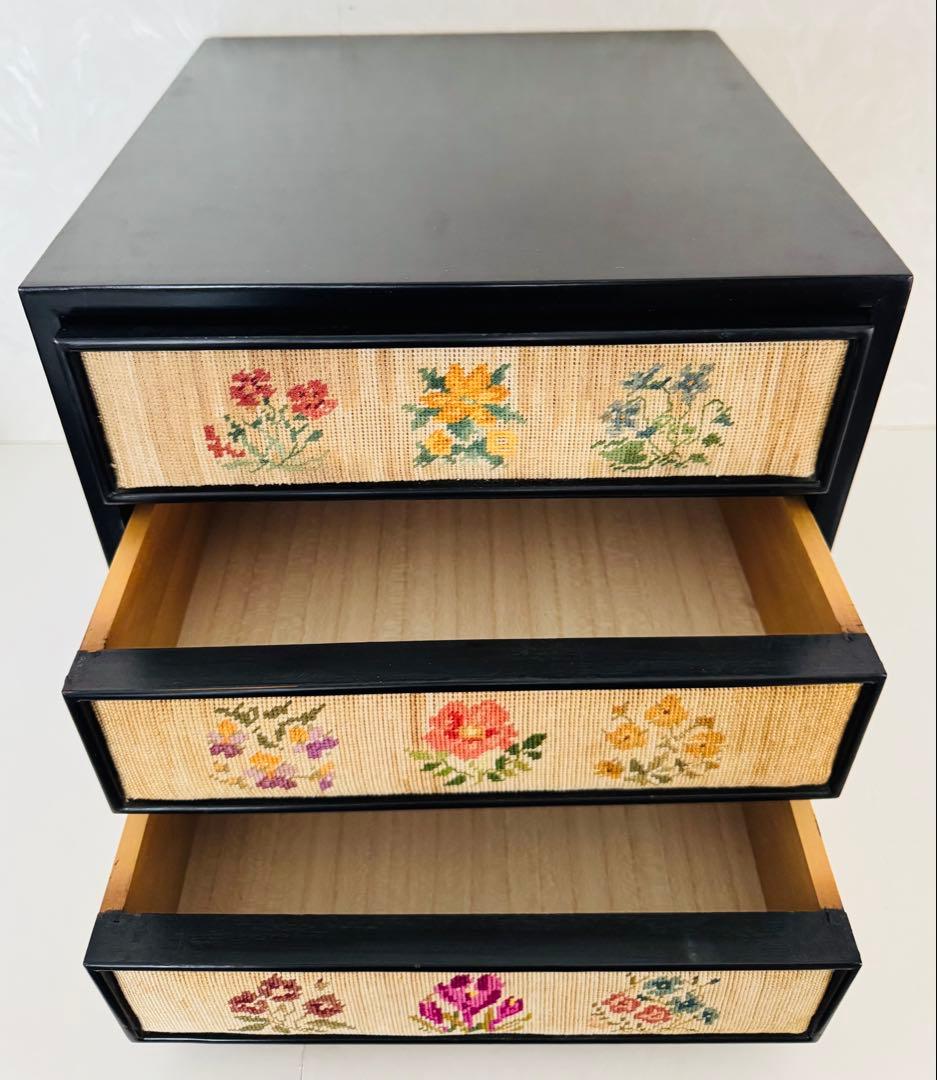 3段チェスト　引き出し　花刺繍　インテリア収納　和箪笥　昭和レトロ　ヴィンテージ