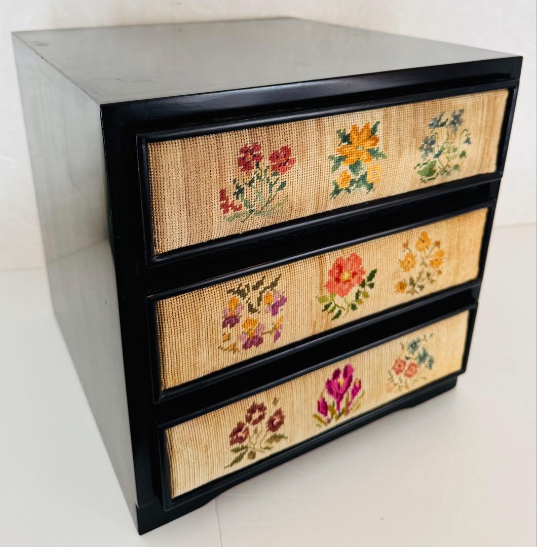 3段チェスト　引き出し　花刺繍　インテリア収納　和箪笥　昭和レトロ　ヴィンテージ