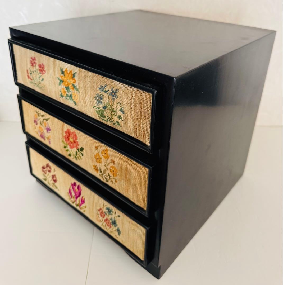 3段チェスト　引き出し　花刺繍　インテリア収納　和箪笥　昭和レトロ　ヴィンテージ