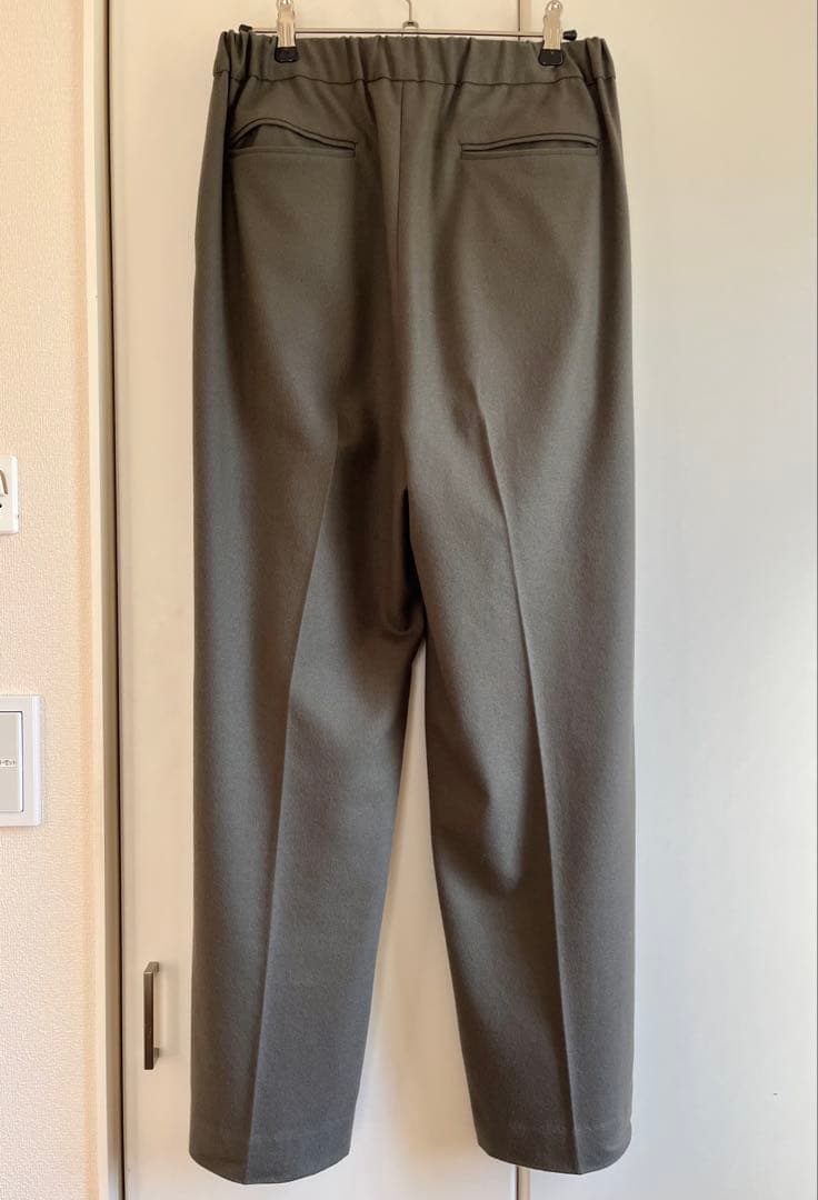 フランネルパンツとモックネックニット　FLORENT フローレント