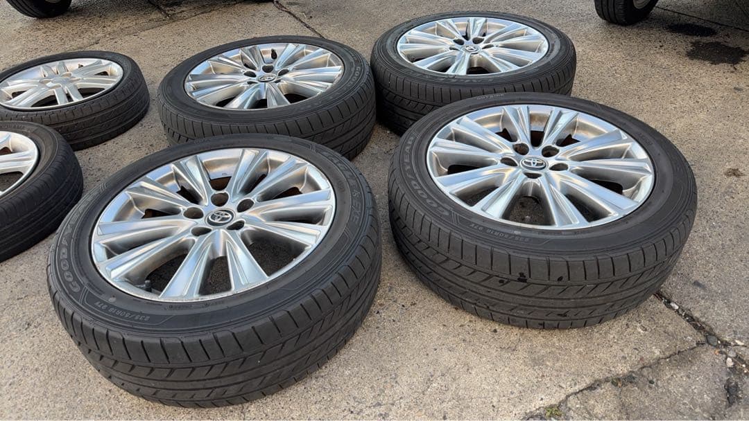 18インチ アルミホイールとタイヤセット