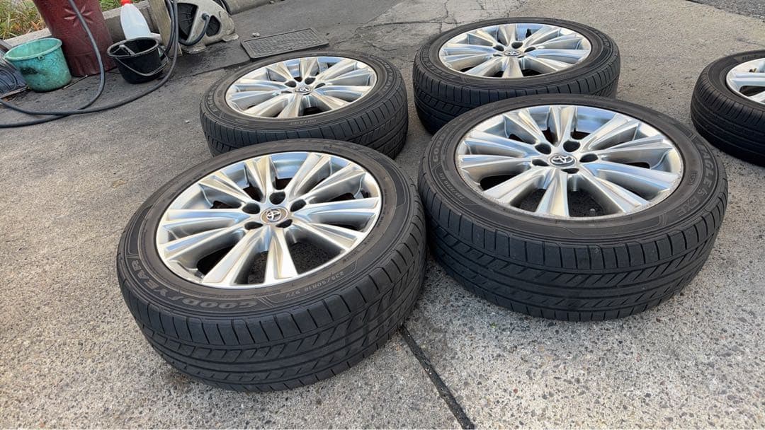 18インチ アルミホイールとタイヤセット