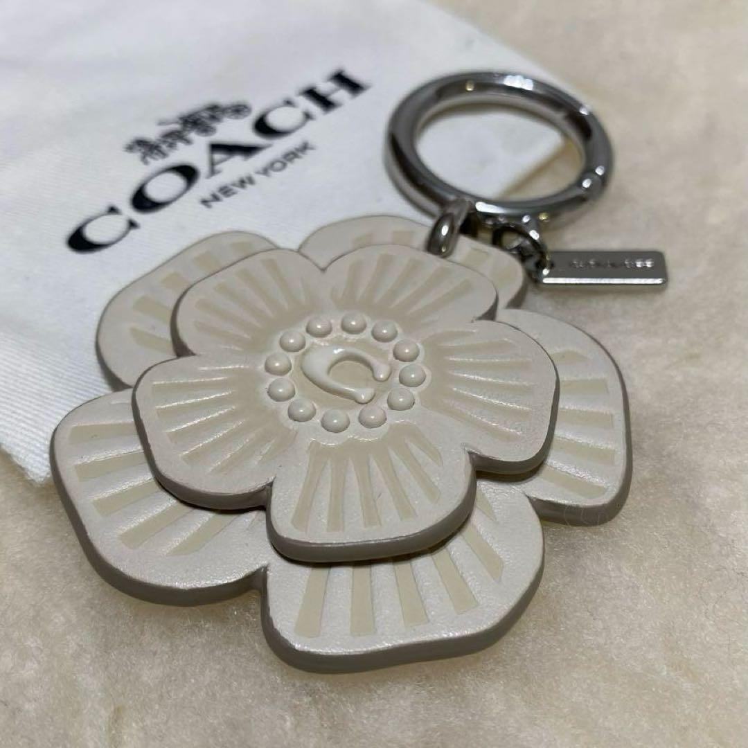 美品　コーチ　COACH バッグ チャーム/キーリング　フラワー