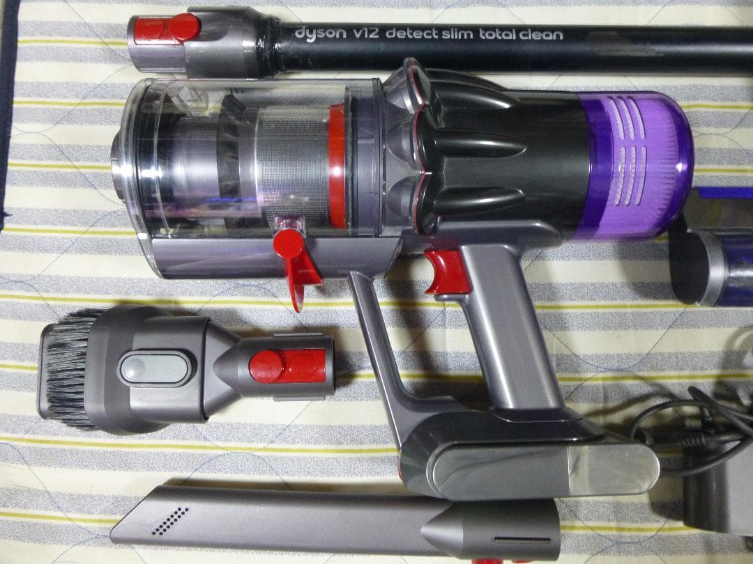 年末の大掃除に　充電スタンド付属　ダイソンSV18　目立つキズ無し　エコ51分