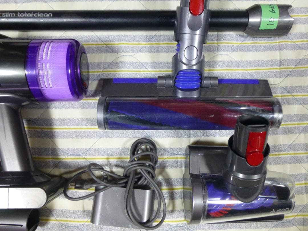 年末の大掃除に　充電スタンド付属　ダイソンSV18　目立つキズ無し　エコ51分