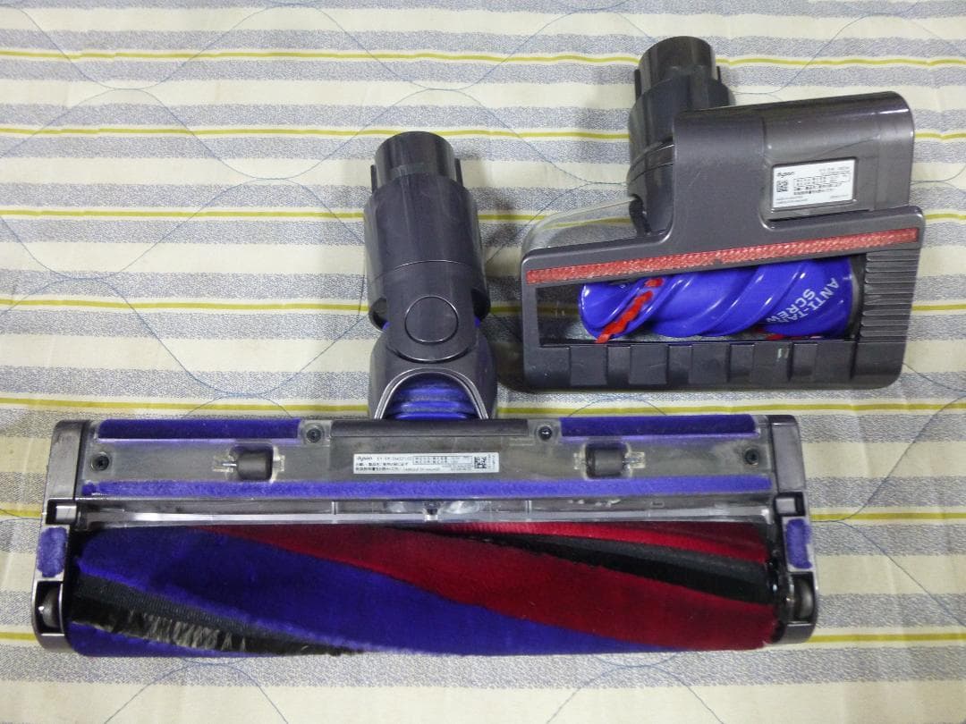 年末の大掃除に　充電スタンド付属　ダイソンSV18　目立つキズ無し　エコ51分