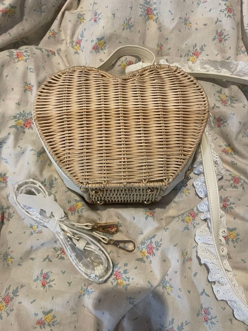 Treat Ürself Love summer baske