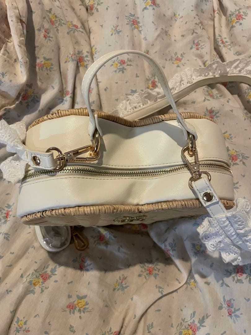 Treat Ürself Love summer baske