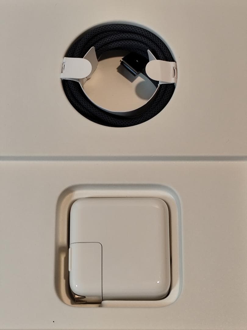 【匿名配送】MacBook Air (M2, 2022) 16GBメモリ