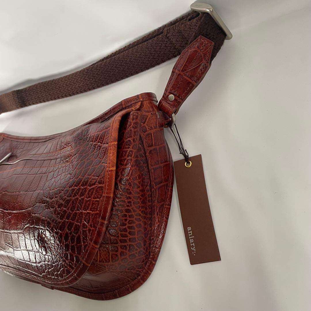 アニアリ フラップ式 アイディアルコンピレーションレザー 牛革 ボディバッグ 赤