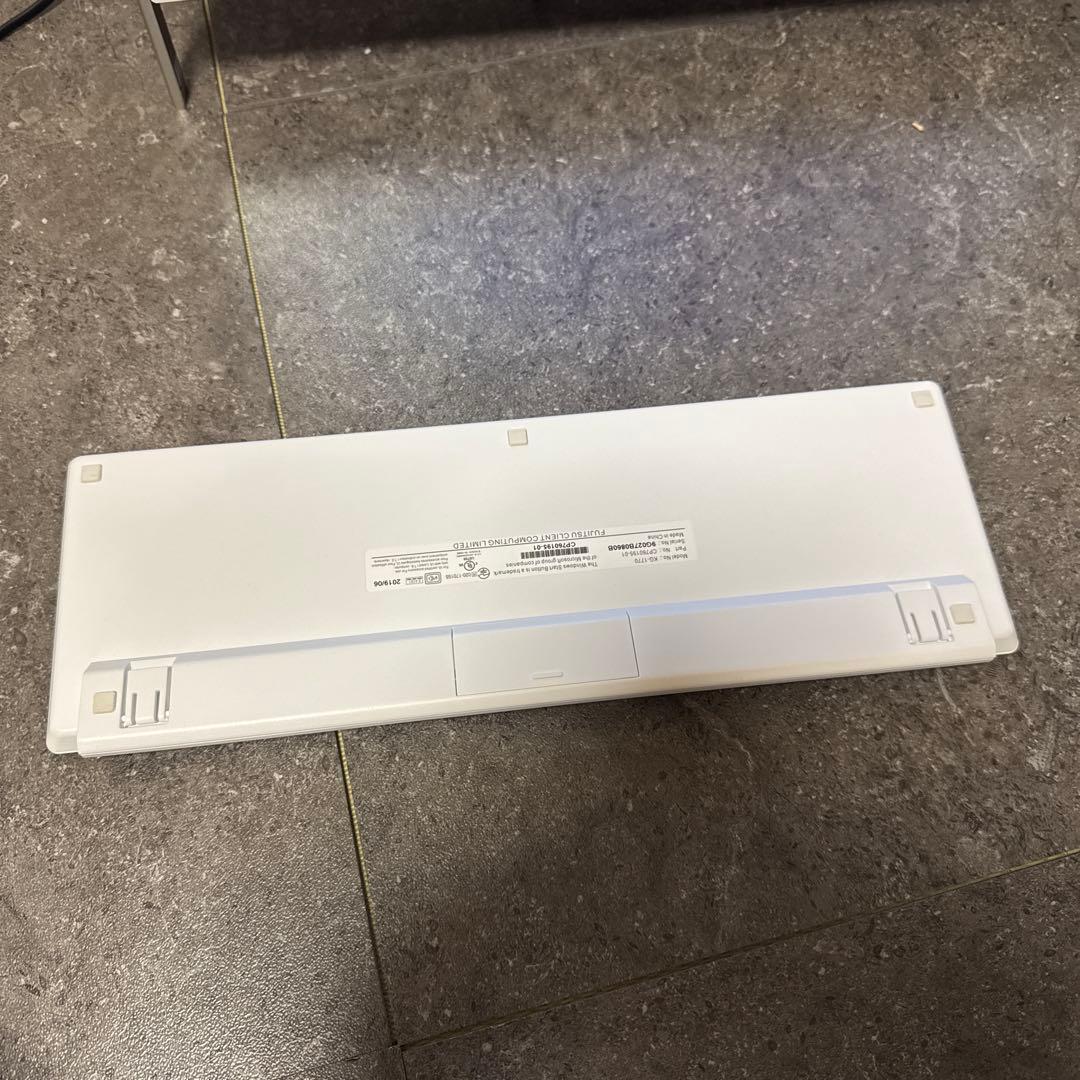 【送料込み！】本体モニタ一体型パソコン　富士通_FMVF70D1W