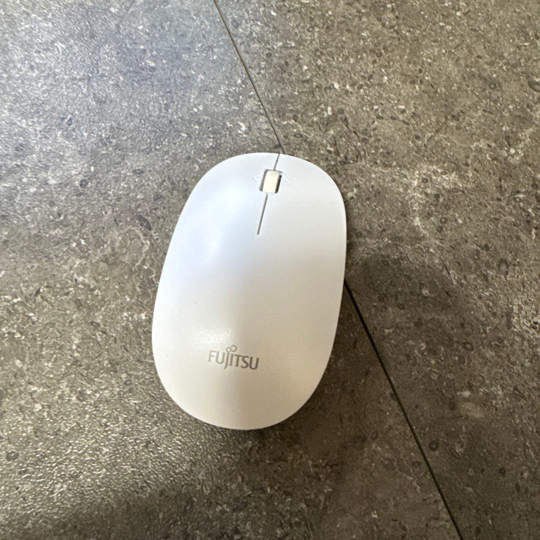 【送料込み！】本体モニタ一体型パソコン　富士通_FMVF70D1W