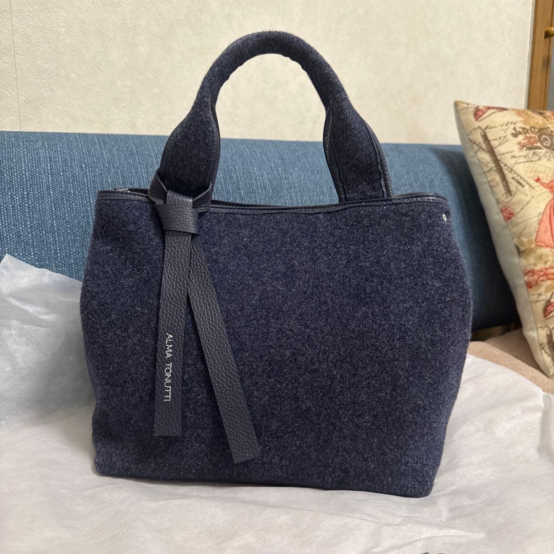 【新品・未使用】マドモアゼルノンノン　イタリア製秋冬ツーウェイバッグ　ネイビー