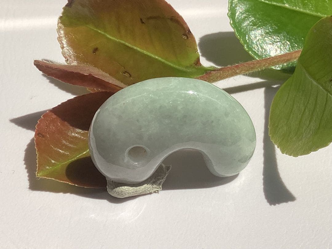 ✳摩訶不思議**吉祥開運　糸魚川翡翠小滝産*勾玉　守護石にお持ちください　鑑別書