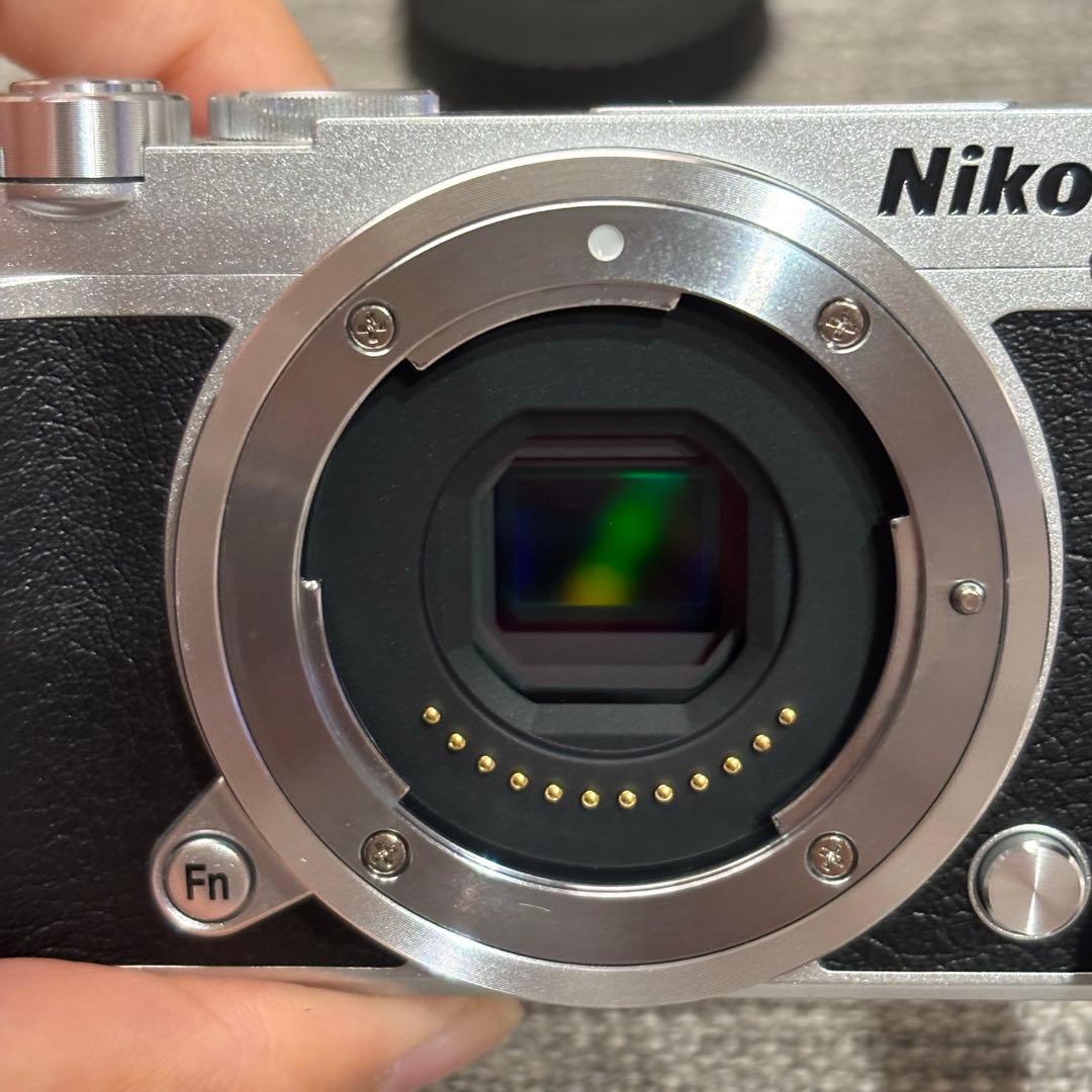 T*i様 Wi-Fi搭載 Nikon 1 j5 ダブルレンズキット　ミラーレス一
