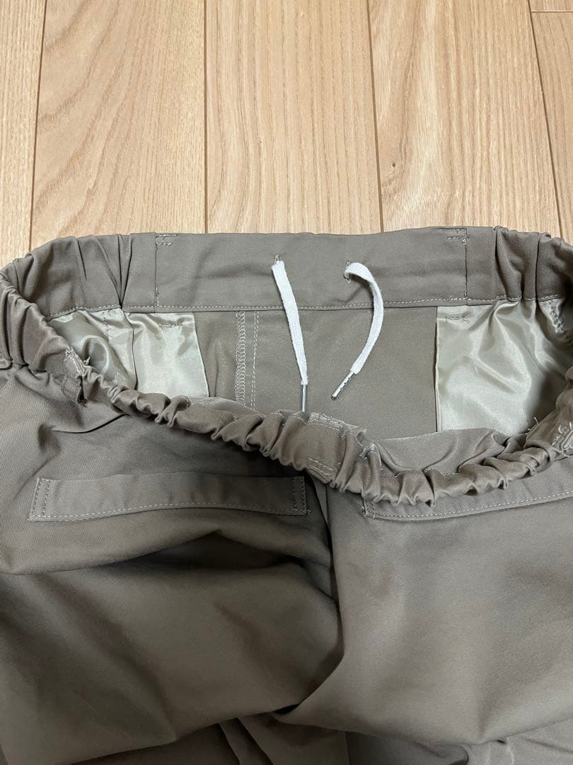 アワーホーム our 裾がしぼれる2wayカーゴパンツ　オリーブ