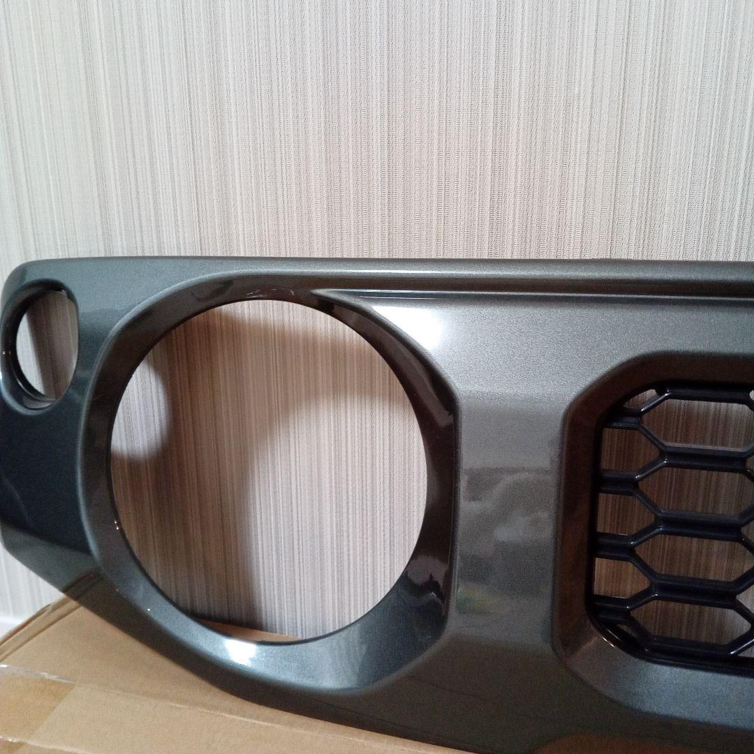 フロントグリル新型ジムニー、シエラ、ノマド、スズキエンブレムグリルガンメタリック