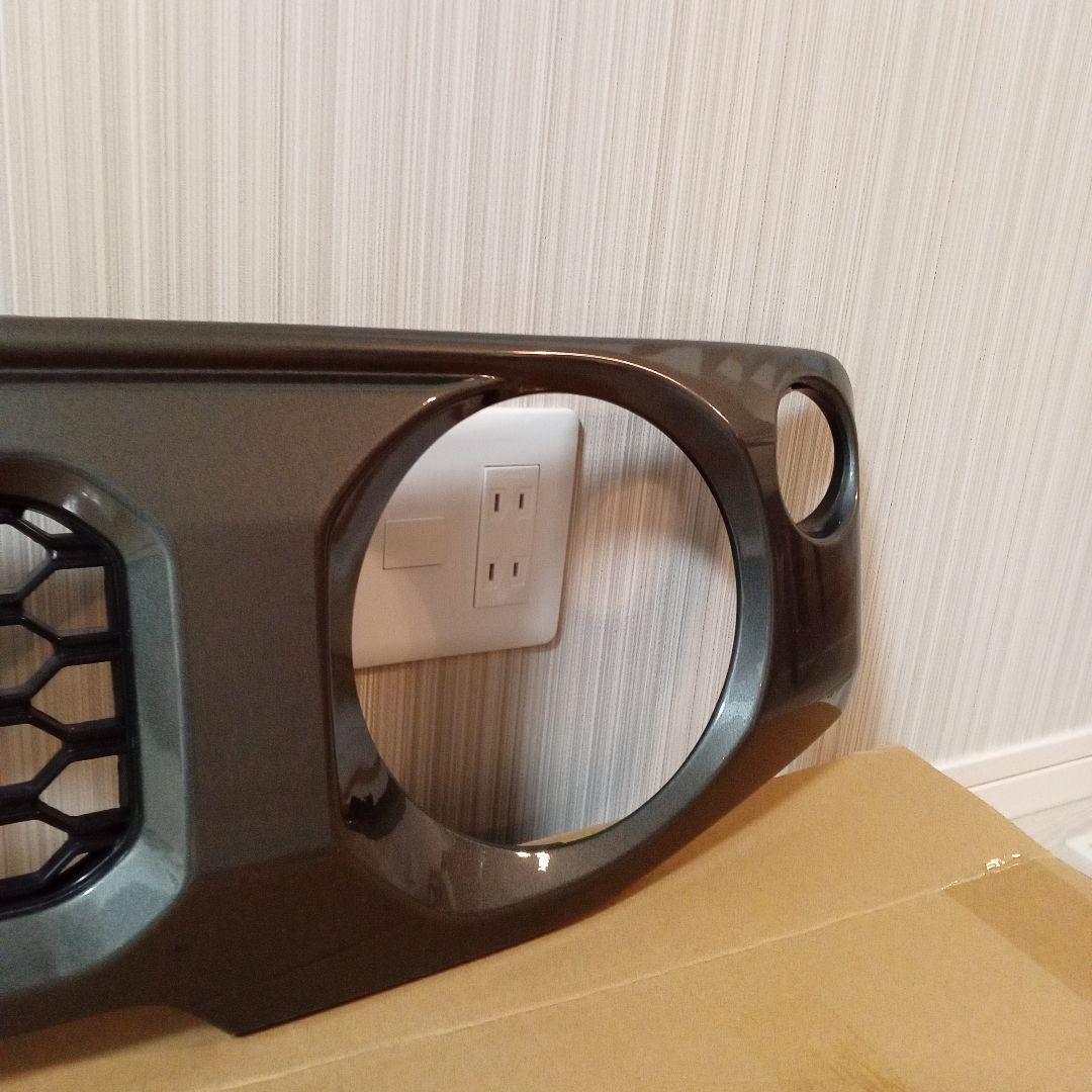 フロントグリル新型ジムニー、シエラ、ノマド、スズキエンブレムグリルガンメタリック