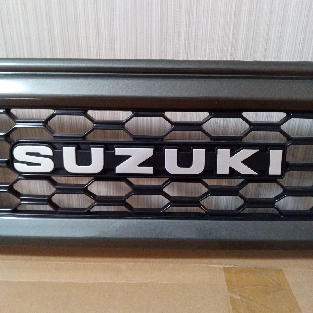 フロントグリル新型ジムニー、シエラ、ノマド、スズキエンブレムグリルガンメタリック