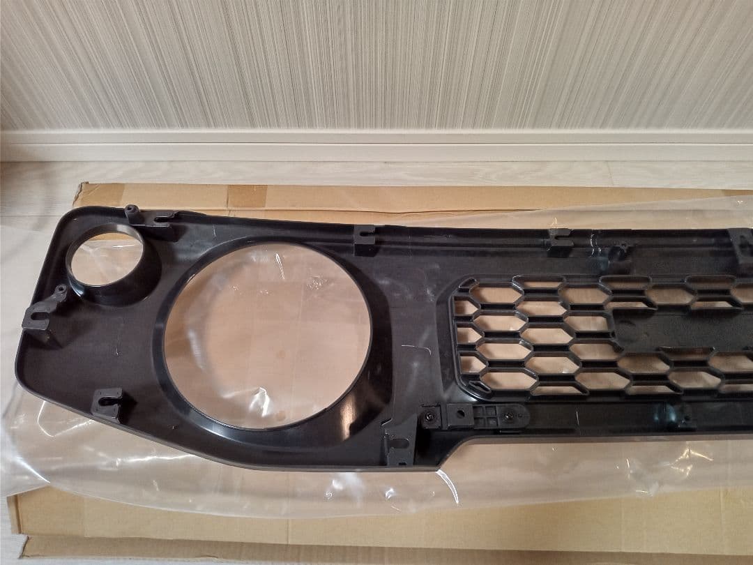 フロントグリル新型ジムニー、シエラ、ノマド、スズキエンブレムグリルガンメタリック