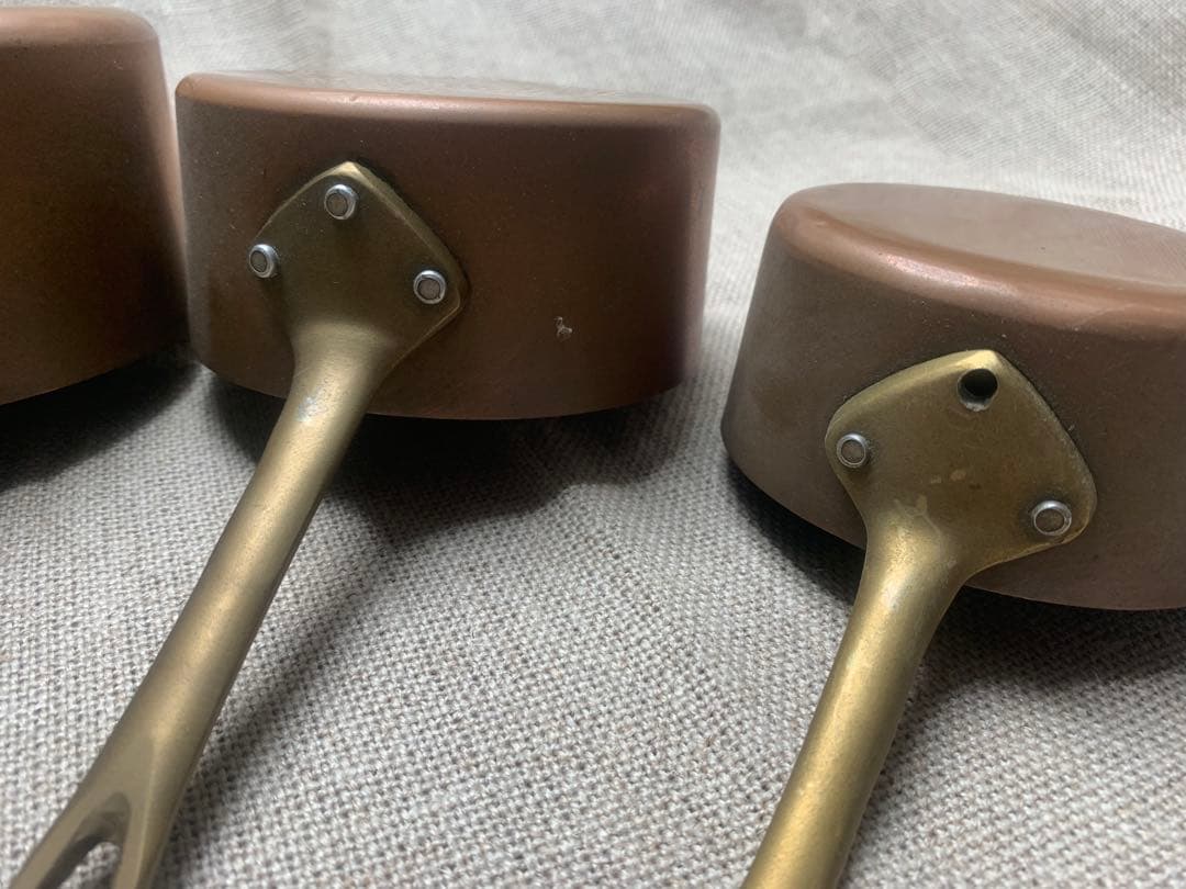 フランス アンティーク 壁掛け装飾に 軽い銅鍋５個セットコッパー 片手鍋 真鍮